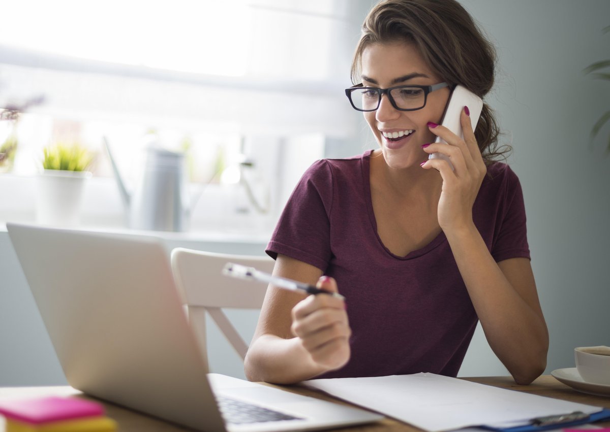 broadband haggle woman laptop